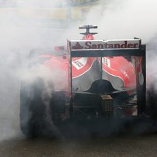 Humareda en el coche de Kimi Räikkönen por su trompo