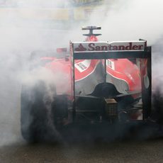 Humareda en el coche de Kimi Räikkönen por su trompo