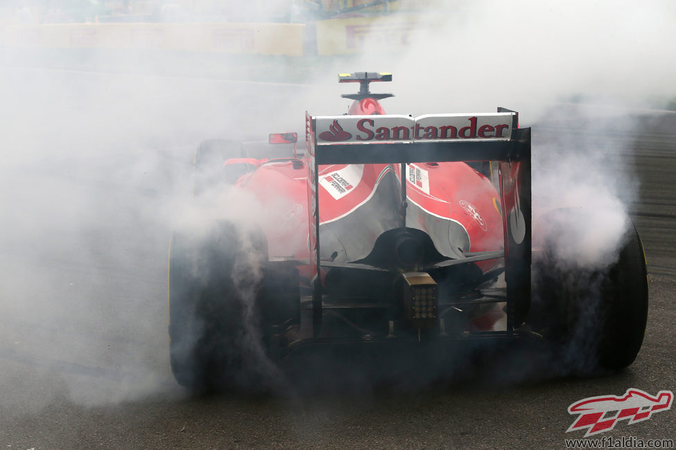 Humareda en el coche de Kimi Räikkönen por su trompo