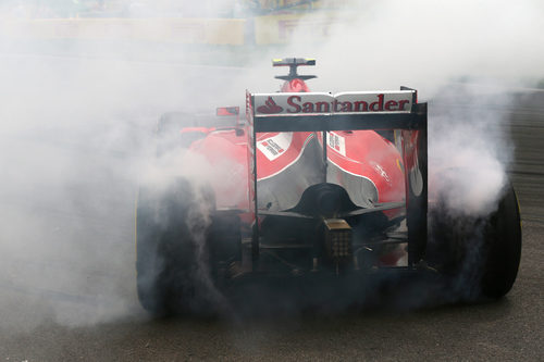 Humareda en el coche de Kimi Räikkönen por su trompo