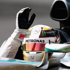 Lewis Hamilton saluda desde el W06