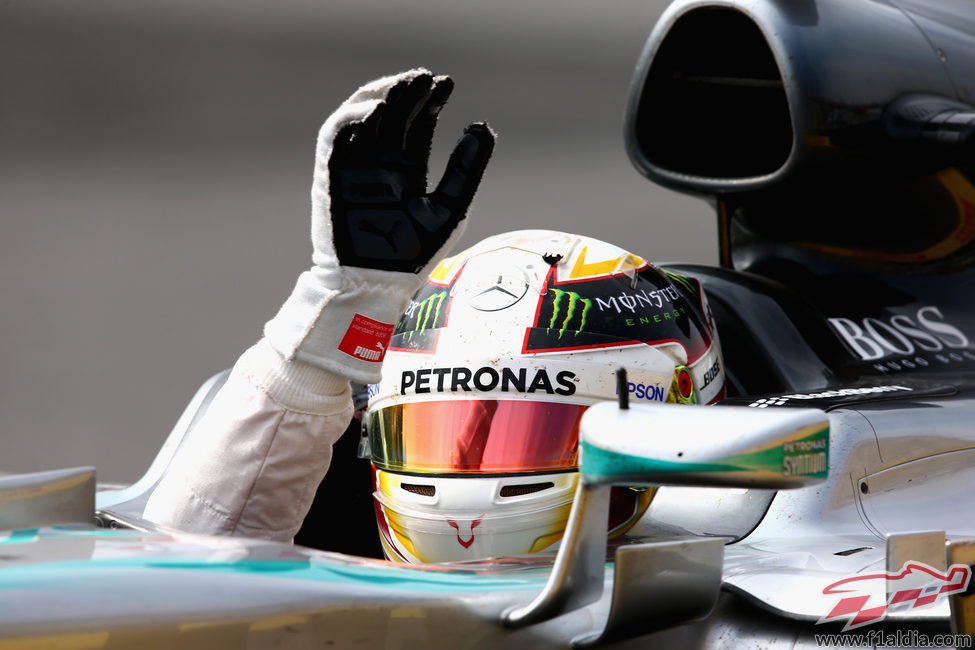Lewis Hamilton saluda desde el W06