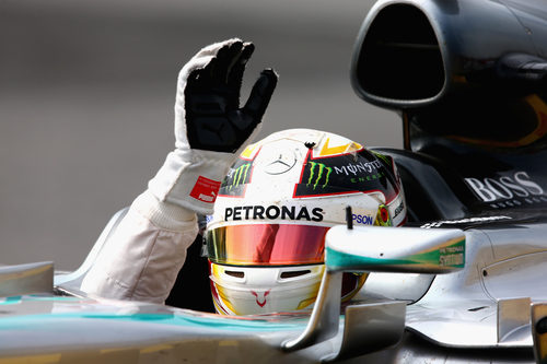 Lewis Hamilton saluda desde el W06