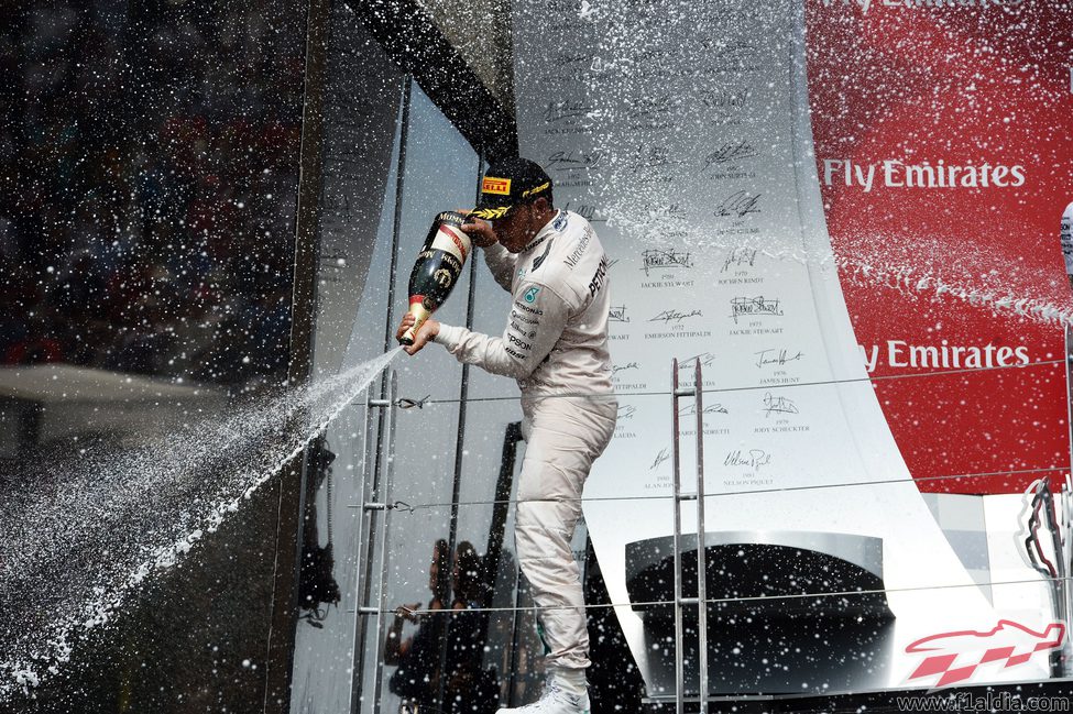 Chorro de champán de Lewis Hamilton