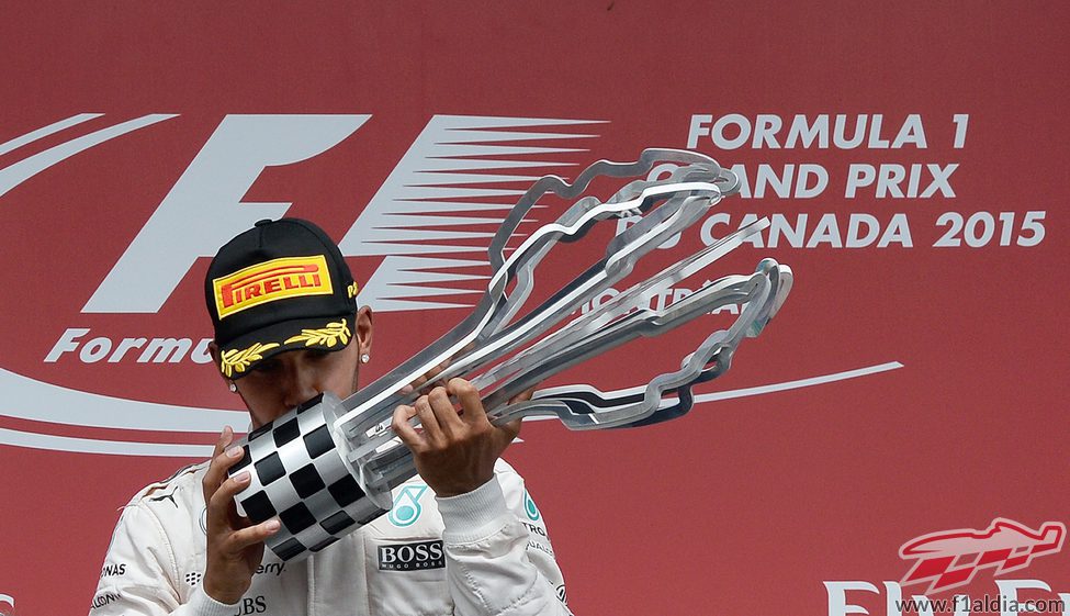 Beso de Lewis Hamilton a su trofeo