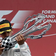 Beso de Lewis Hamilton a su trofeo