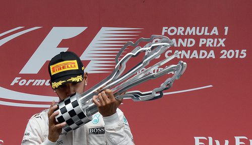 Beso de Lewis Hamilton a su trofeo