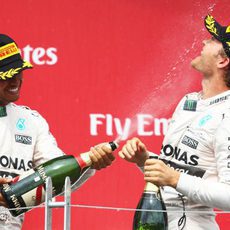 Lewis Hamilton 'riega' con champán a Nico Rosberg