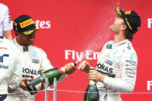 Lewis Hamilton 'riega' con champán a Nico Rosberg