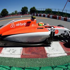 Roberto Merhi pasa por al lado del muro de los campeones