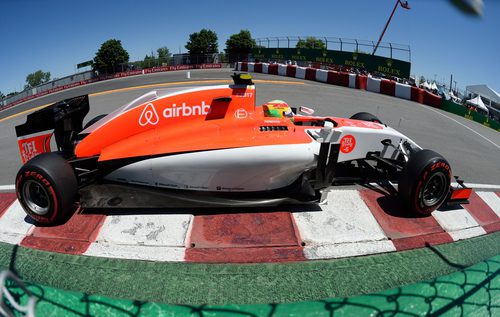 Roberto Merhi pasa por al lado del muro de los campeones