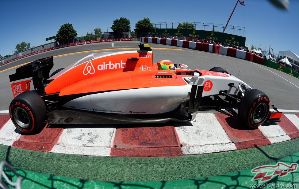 Roberto Merhi pasa por al lado del muro de los campeones