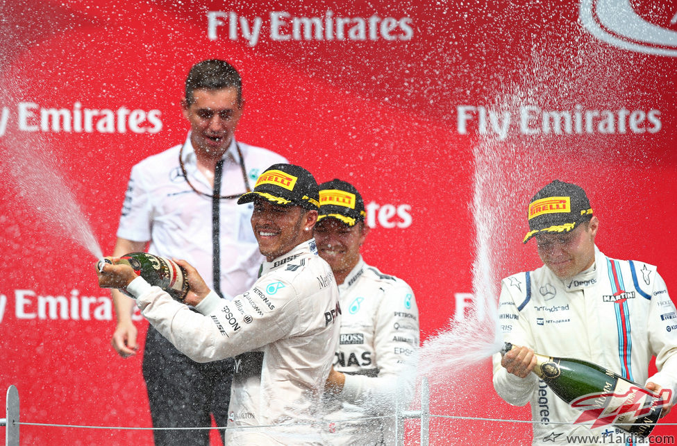 Celebraciones en el podio de Hamilton, Rosberg y Bottas