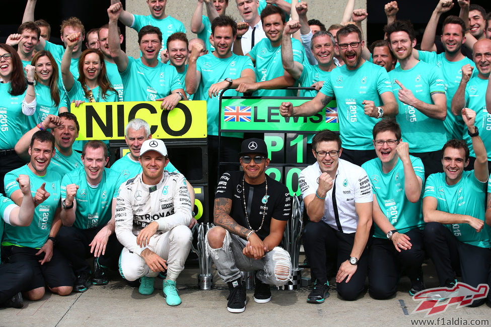 El equipo Mercedes celebra el doblete en Canadá