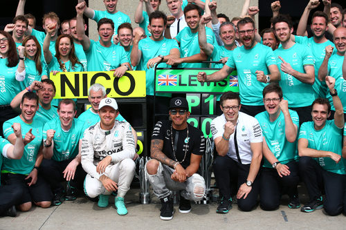 El equipo Mercedes celebra el doblete en Canadá