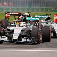 Hamilton se defiende de Rosberg para mantener la posición en la salida.