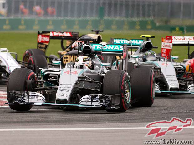 Hamilton se defiende de Rosberg para mantener la posición en la salida.