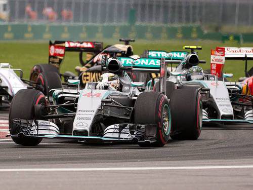 Hamilton se defiende de Rosberg para mantener la posición en la salida.