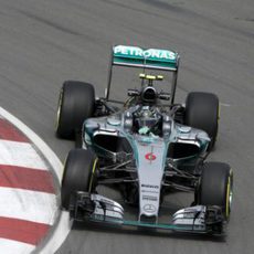 Nico Rosberg acorta las curvas para intentar presionar a Hamilton.