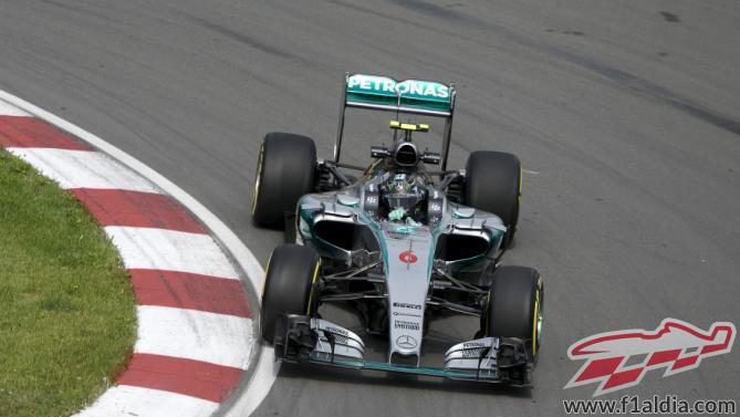 Nico Rosberg acorta las curvas para intentar presionar a Hamilton.