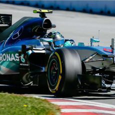 Primer plano del coche de Rosberg persiguiendo al líder