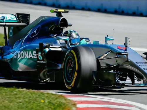 Primer plano del coche de Rosberg persiguiendo al líder