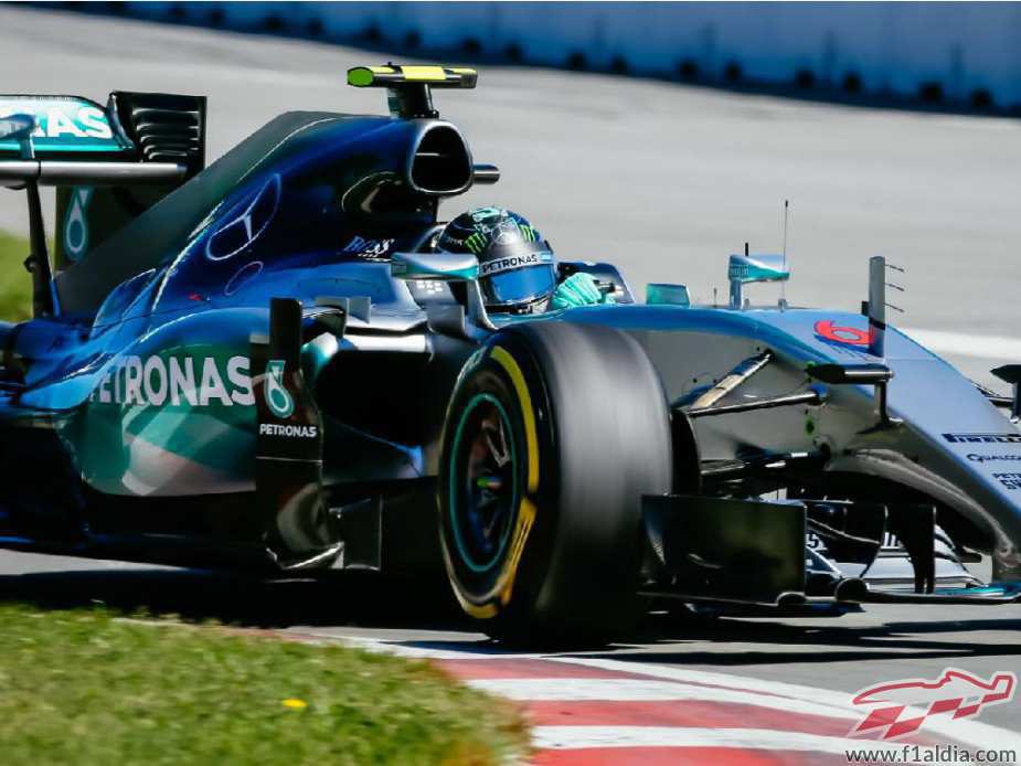 Primer plano del coche de Rosberg persiguiendo al líder