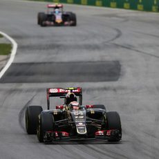 Pastor Maldonado exprime al máximo el motor del coche en la recta.