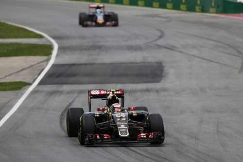 Pastor Maldonado exprime al máximo el motor del coche en la recta.