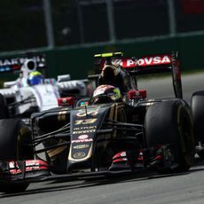 Maldonado se defiende de las acometidas de Felipe Massa