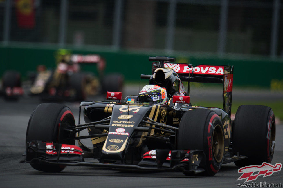 Romain Grosjean por delante de su compañero de equipo