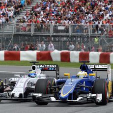 Marcus Ericsson lucha rueda a rueda con Massa