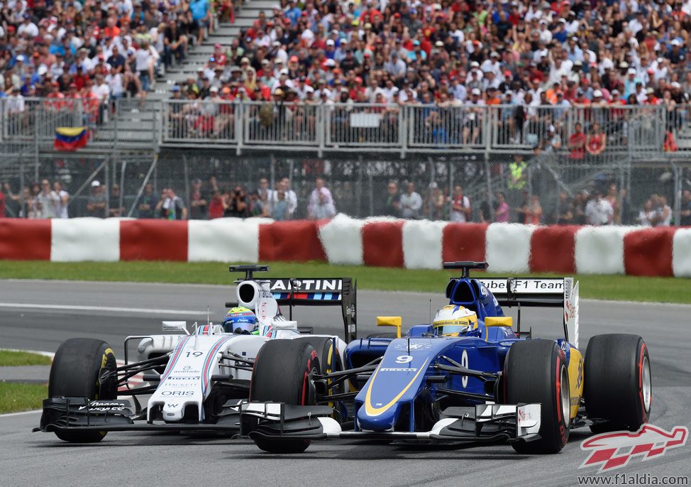 Marcus Ericsson lucha rueda a rueda con Massa
