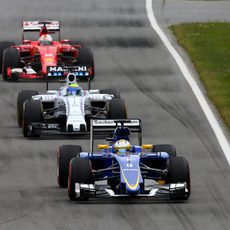 Marcus Ericsson ve de cerca a Massa y Vettel