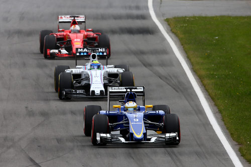 Marcus Ericsson ve de cerca a Massa y Vettel