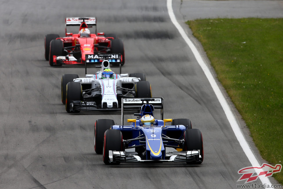 Marcus Ericsson ve de cerca a Massa y Vettel