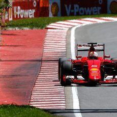 Sebastian Vettel se acerca a los muros del trazado Gilles Villeneuve