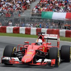 Sebastian Vettel logra remontar trece posiciones en carrera