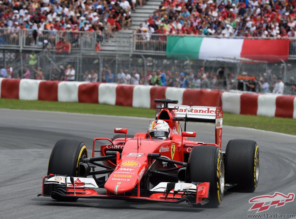 Sebastian Vettel logra remontar trece posiciones en carrera