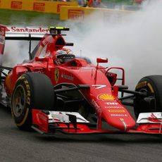 Kimi Räikkönen hace un trompo en mitad de la carrera