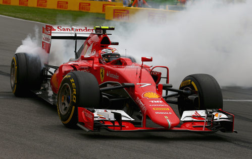Kimi Räikkönen hace un trompo en mitad de la carrera