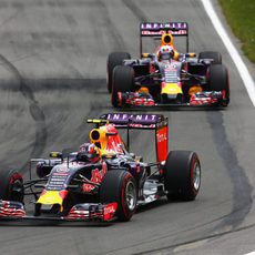 Daniil Kvyat rueda por delante de Daniel Ricciardo