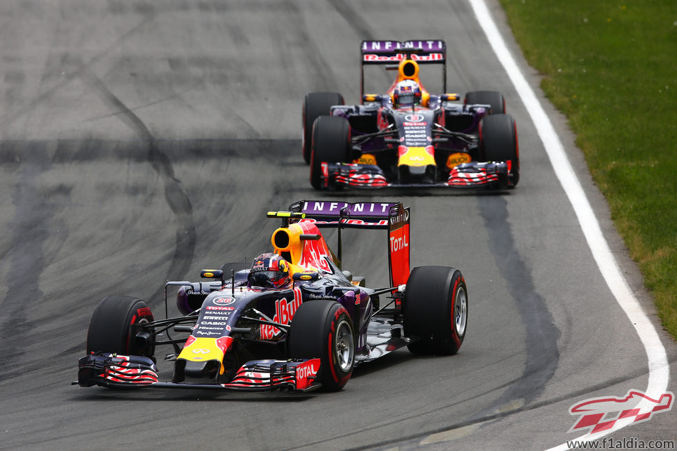 Daniil Kvyat rueda por delante de Daniel Ricciardo