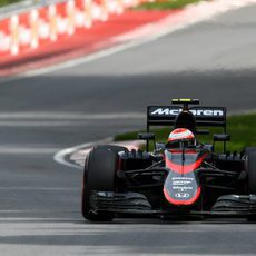 Jenson Button afronta la carrera con varias sanciones