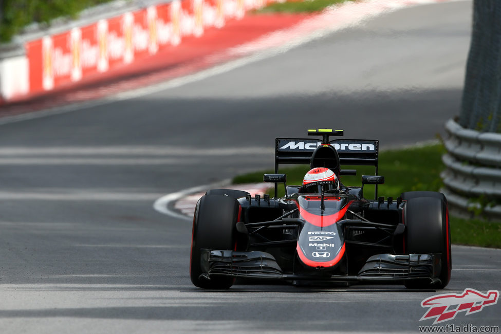 Jenson Button afronta la carrera con varias sanciones