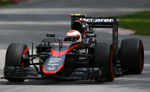 Jenson Button abandona por un problema en el escape