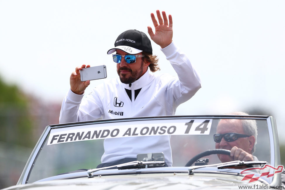 Fernando Alonso en el driver's parade de Canadá