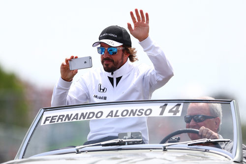 Fernando Alonso en el driver's parade de Canadá