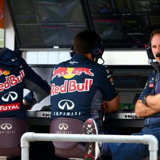 Christian Horner observa la actividad en pista