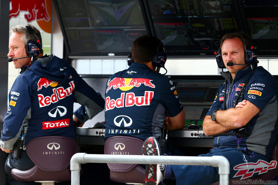 Christian Horner observa la actividad en pista